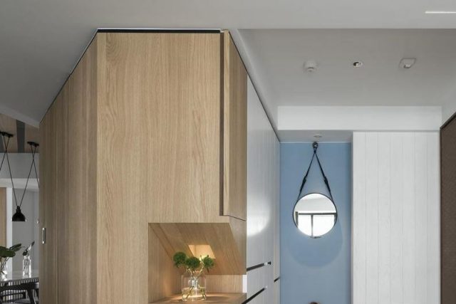 Long Ceiling Pendant: Illuminating the Space with Style