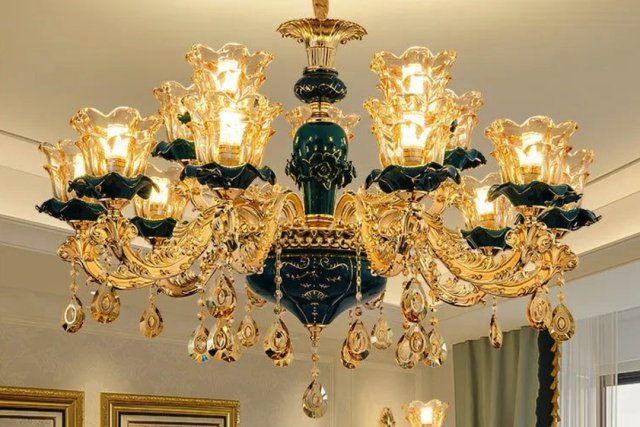 Timeless Elegance: Hotel Vintage Chandelier