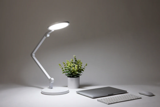 Modern Study Setup: Adjustable Desk Lamp Lighting